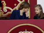 La reina Letizia conversa con la princesa Leonor durante el desfile del D&iacute;a de la Fiesta Nacional.