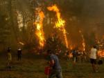 Un grupo de vecinos trabaja en el incendio en una zona cercana a Vigo.