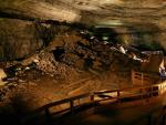 Sistema de cuevas m&aacute;s extenso del mundo gracias a sus 484 kil&oacute;metros de galer&iacute;as en cinco alturas distintas. Est&aacute; situada en Kentucky (Estados Unidos) y fue declarada parque nacional en 1941.