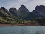 <p>El embalse refleja las montañas del Parque Regional Montaña de Riaño y Mampodre.</p>