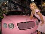Si alguien puede tener un coche rosa, esa es Paris Hilton. En esta foto presume de su Bentley GT Continental.