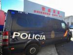 Furg&oacute;n de la Polic&iacute;a Nacional en el pol&iacute;gono Cobo Calleja, en Fuenlabrada (Madrid).