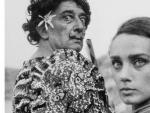 Dal&iacute; vestido de clown junto a una modelo. Portlligat (Girona), 1966. Joana Biarn&eacute;s.