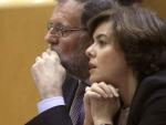 Mariano Rajoy, junto a la vicepresidenta Soraya S&aacute;enz de Santamar&iacute;a, en el Senado.
