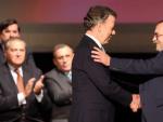 Juan Manuel Santos y Timochenko se felicitan tras firmar el nuevo acuerdo de paz.
