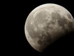 Vista del eclipse lunar parcial desde la localidad de Tiszafoldvar, a 144 km al sureste de Budapest (Hungr&iacute;a) en la noche del lunes al martes. El eclipse parcial de Luna de este martes podr&aacute; verse muy poco en Espa&ntilde;a.