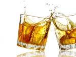 Dos vasos de whisky con hielo, una bebida que produce m&aacute;s resaca que otros tipos de alcohol.
