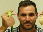 Sa&uacute;l Craviotto con las medallas de oro y bronce que gan&oacute; en los Juegos de R&iacute;o.