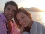 La modelo y presentadora Eva González y el torero Cayetano Rivera posan en una foto romántica subida por el diestro a su perfil de Instagram.