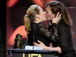 El beso de Kate Winslet y Allison Janney fue el mejor premio de los Hollywood Film Awards