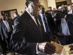 El presidente de Guinea Ecuatorial, Teodoro Obiang Nguema Mbasogo, deposita su voto en las elecciones legislativas y municipales.
