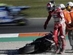 El espa&ntilde;ol Jorge Lorenzo(i) (Ducati) sufre una ca&iacute;da durante carrera de MotoGP del Gran Premio de la Comunidad Valenciana.