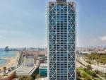 Sus 154 metros presiden el puerto de Barcelona junto con la Torre Mapfre. Ambos edificios fueron construidos con motivo de los Juegos Ol&iacute;mpicos. El hotel tiene 44 plantas.