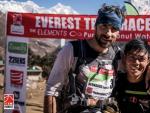 Suman Kulung y Luis Alberto Hernando tras una etapa de la Everest Trail Race 2017.
