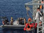 Personal militar del buque espa&ntilde;ol 'Cantabria', durante una operaci&oacute;n de rescate de inmigrantes naufragados en el Mediterr&aacute;neo, en una imagen publicada en Twitter el pasado 17 de septiembre.