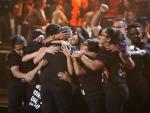 Un grupo de 'dreamers' abraza al cantante Alejandro Sanz en el escenario, tras recibir el cantante espa&ntilde;ol el reconocimiento a &quot;Persona del A&ntilde;o&quot; durante los XVIII Premios Grammy Latino.