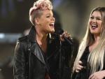 Pink (izda) y Kelly Clarkson interpretan 'Everybody Hurts' en los American Music Awards.