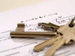 Las llaves de la vivienda sobre el contrato de compraventa.