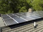 Paneles solares sobre una casa.