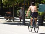 Un hombre, en bicicleta por Madrid.