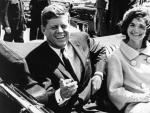 El presidente de EE UU John F. Kennedy y la primera dama, Jacqueline Kennedy, tras recibir al presidente de T&uacute;nez Habib Bourguiba en Washington DC, el 3 de mayo de 1961.