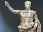 Fue el primer emperador romano y el heredero de Julio C&eacute;sar. Su mandato fue conocido como Paz Romana o Pax Augusta en su honor. Ten&iacute;a una fortuna personal equivalente al 20% de la econom&iacute;a del Imperio.