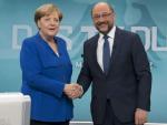 Imagen cedida por la televisi&oacute;n alemana WDR de la canciller alemana, Angela Merkel, y el l&iacute;der socialdem&oacute;crata, Martin Schulz, d&aacute;ndose la mano al inicio de su debate televisado de cara a las elecciones generales del 24 de septiembre.