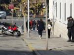 Furgones y agentes de la Polic&iacute;a Nacional delante de la comisar&iacute;a de este cuerpo en Lleida, ubicada al lado del colegio Lestonnac.