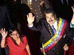 El presidente de Venezuela, Nicol&aacute;s Maduro, junto a la primera dama, Cilia Flores, y la presidenta de la Asamblea Nacional Constituyente, Delcy Rodr&iacute;guez, a su llegada a una sesi&oacute;n de este organismo en Caracas (Venezuela).