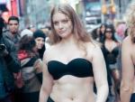 Modelos 'curvy' desfilan en Times Square contra los estereotipos.