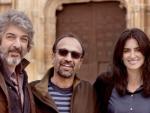 El cineasta iran&iacute; Asghar Farhadi posa junto a Ricardo Dar&iacute;n, Pen&eacute;lope Cruz y Javier Bardem tras finalizar el rodaje de 'Todos lo saben'.