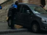 Imagen del momento en el que la Polic&iacute;a Local de Burgos intercepta al coche en las escaleras de la Catedral de Burgos.