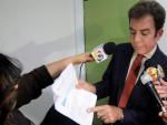 El candidato de la Alianza de Oposici&oacute;n, Salvador Nasralla, hace declaraciones a los medios a su salida de las instalaciones del TSE, donde present&oacute; impugnaciones electorales contra un supuesto fraude.