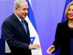 El primer ministro israel&iacute;, Benjamin Netanyahu, con la jefa de la diplomacia de la UE, Federica Mogherini.