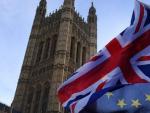 La bandera brit&aacute;nica ondea sobre la de la Uni&oacute;n Europea ante el Parlamento en Londres.
