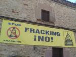 Un enorme cartel&oacute;n avisa de que Anguita se ha proclamado Ayuntamiento libre de 'fracking'.