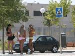 Un grupo de prostitutas, en la colonia Marconi, en el distrito de Villaverde de Madrid.