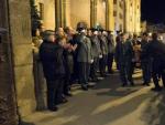 Llegada de los f&eacute;retros de los guardias civiles asesinados el jueves en un tiroteo a la capilla ardiente instalada el viernes en el ayuntamiento de Alca&ntilde;iz (Teruel).