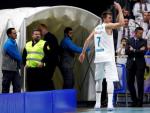 El alero esloveno del Real Madrid, Luka Doncic abandona la cancha tras ser expulsado ante el Valencia Basket.