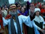 Una multitud participa en las celebraciones del solsticio de invierno en el monumento de Stonehenge en Wiltshire (Reino Unido) este viernes, 22 de diciembre de 2017.