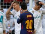 Cristiano Ronaldo y Toni Kroos se lamentan delante de Leo Messi.