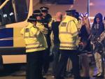 Los servicios de emergencia atienden a algunas v&iacute;ctimas del atentado en el Manchester Arena, al terminar el concierto de Ariana Grande.