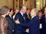 El rey Juan Carlos saluda a Santiago Carrillo, en presencia de Alfonso Guerra (d), tras la sesi&oacute;n solemne del XXV Aniversario de su Proclamaci&oacute;n como Rey de Espa&ntilde;a, que se celebr&oacute; en el Congreso de los Diputados el 22 de diciembre de 2000.
