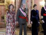 El Rey Felipe VI, junto a la Reina Letizia y los Reyes em&eacute;ritos, Juan Carlos y Sof&iacute;a, durante la celebraci&oacute;n hoy en el Palacio Real de la Pascua Militar.