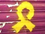 Pintan un lazo amarillo en la persiana del comercio de la madre de Albert Rivera en Granollers.