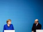 La canciller alemana, Angela Merkel, y el l&iacute;der del Partido Socialdem&oacute;crata (SPD), Martin Schulz, en rueda de prensa.