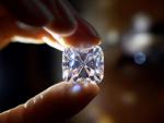 El diamante El gran Mazarin, de 19,07 quilates, durante su presentaci&oacute;n en la casa Christie's de Ginebra (Suiza). El brillante fue adjudicado por 14,4 millones de francos (12,4 millones de euros).