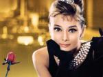Audrey Hepburn posando en 'Desayuno con diamantes'