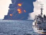 El humo y las llamas se elevan desde el petrolero iran&iacute; 'Sanchi' tras su colisi&oacute;n con el mercante CF Crystal, de bandera hongkonesa.