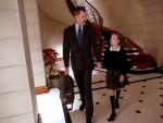 El rey Felipe charla con su hija mayor, la infanta Leonor, saliendo de casa para ir al colegio.